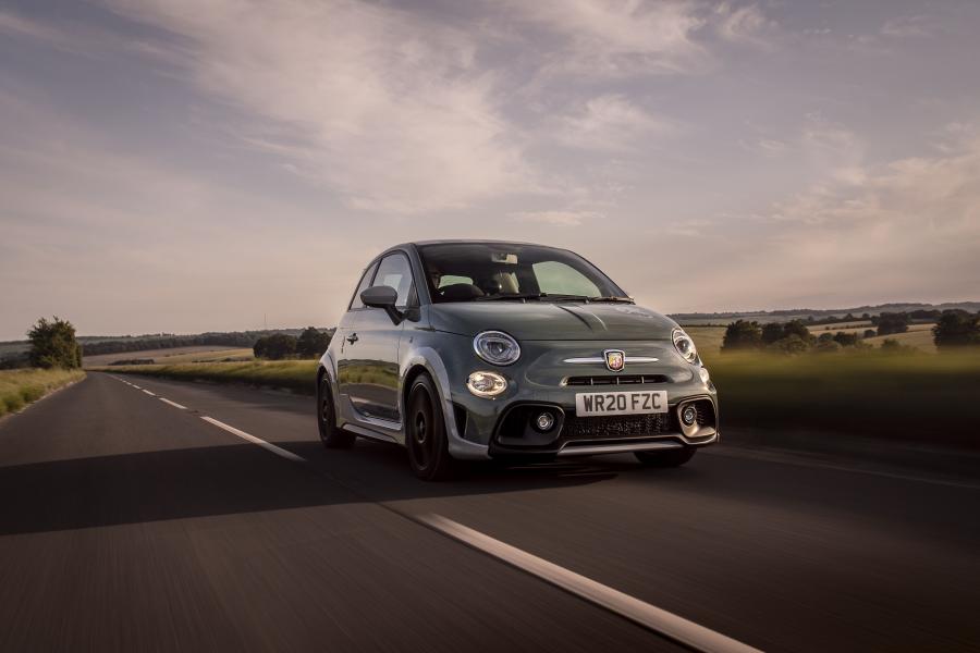  Abarth 695 70° Anniversario (312) 2019 года  (UK) (фото 4 из 26)